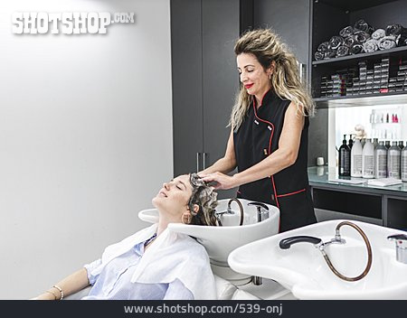 
                Kopfmassage, Friseurin, Haare Waschen                   