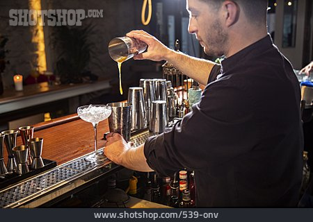 
                Cocktail, Zubereitung, Barkeeper, Cocktailshaker                   