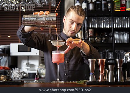 
                Cocktail, Sieb, Gießen, Barkeeper                   