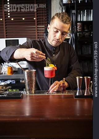 
                Dekoration, Cocktail, Zubereitung, Pinzette, Barkeeper                   