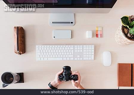 
                Fotografin, Schreibtisch, Arbeitsplatz, Fotokamera                   
