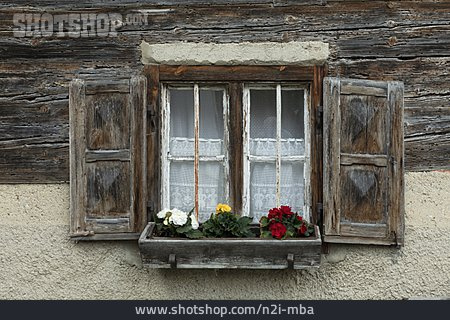 
                Fenster, Bauernhaus, Fensterladen, Blumenschmuck                   