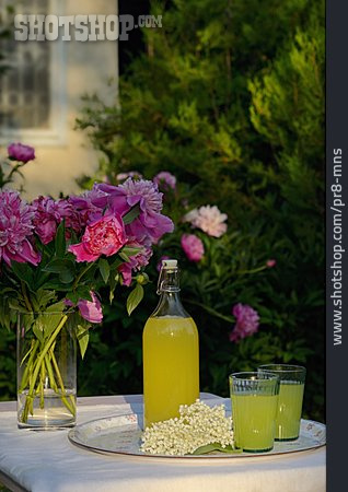 
                Blumenstrauß, Gartentisch, Limonade                   
