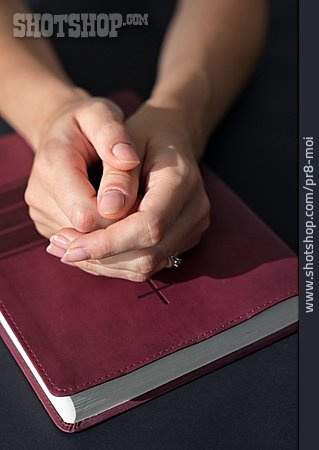 
                Beten, Bibel, Hände Gefaltet                   
