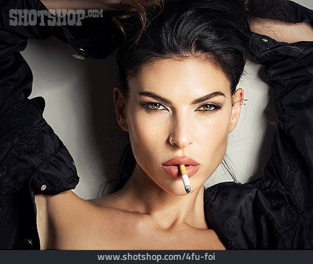 
                Portrait, Zigarette, Femme Fatale                   