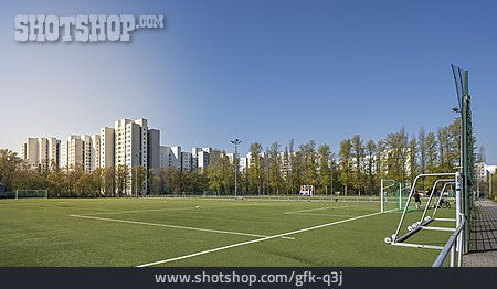 
                Berlin, Hochhaus, Fußballfeld                   