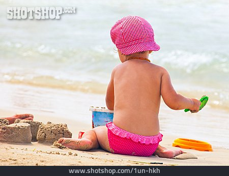
                Kleinkind, Sonnenschutz, Strandurlaub, Strandspielzeug                   