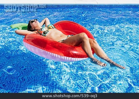 
                Junge Frau, Pool, Sonnenbaden, Sommerurlaub                   