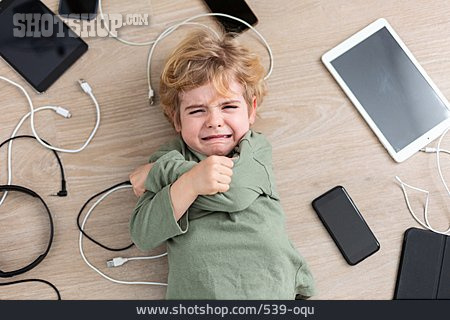 
                Junge, Weinen, Stress, Suchtgefahr, Digital Detox                   