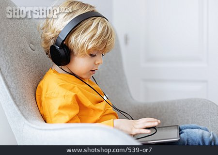 
                Junge, Benutzen, Kopfhörer, Tablet-pc                   