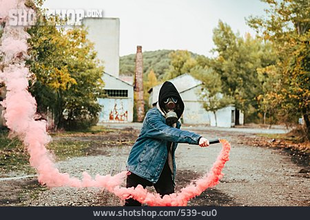 
                Anonym, Demonstrant, Rauchbombe                   