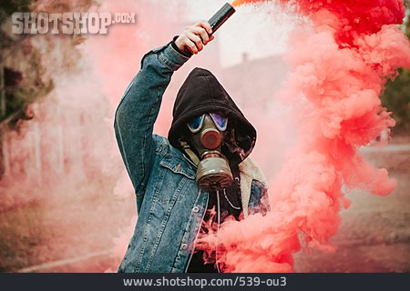 
                Protest, Atemschutzmaske, Rauchbombe                   