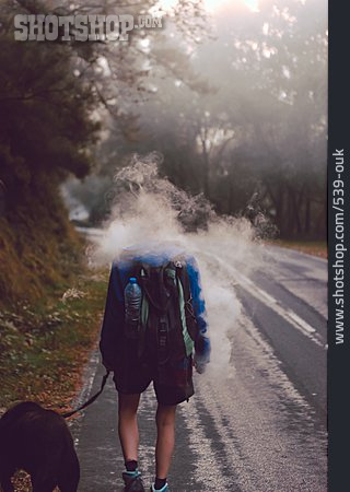
                Junge Frau, Hund, Spanien, Ausflug, Landstraße, Rauchwolke                   