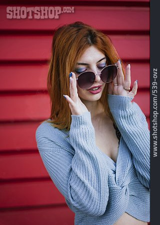 
                Junge Frau, Sonnenbrille, Rote Haare                   