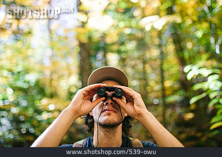 
                Junger Mann, Wald, Fernglas, Erkunden                   