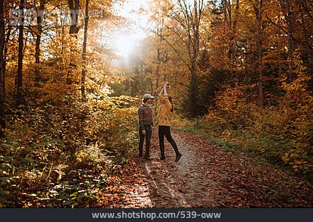 
                Paar, Wald, Spaziergang, Herbstlaub, Spaß, Werfen                   