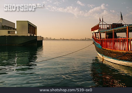 
                Abenddämmerung, Boot, Persischer Golf, Doha                   