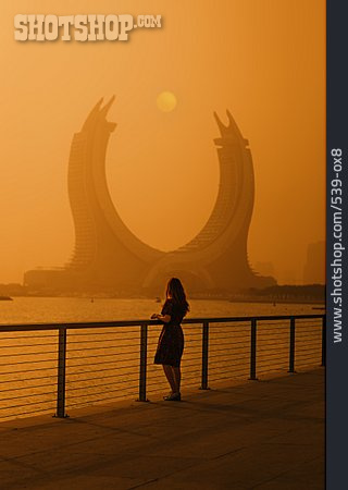 
                Frau, Silhouette, Abendrot, Doha, Katara Towers                   