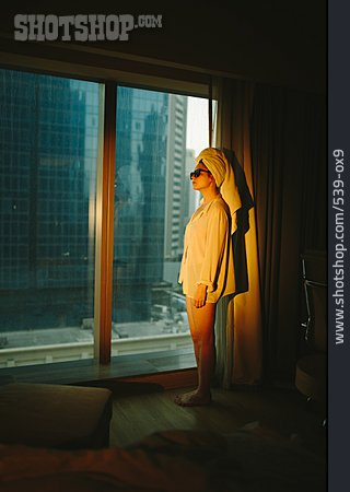 
                Junge Frau, Hotel, Fenster, Doha, Frischgeduscht                   