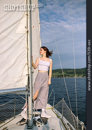 
                Junge Frau, Meer, Segelboot, Segeln, Haare Wehen                   