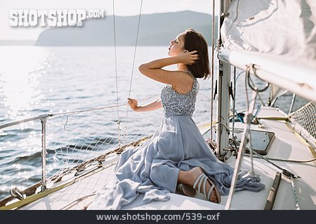 
                Junge Frau, Urlaub, Genießen, Kleid, Segelboot                   