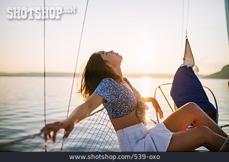 
                Junge Frau, Sonnenuntergang, Meer, Sommer, Urlaub, Genießen, Segelboot                   