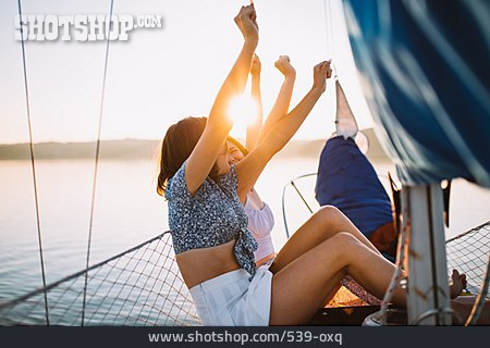 
                Sonnenuntergang, Urlaub, Segelboot, Freundinnen, Arme Hoch                   