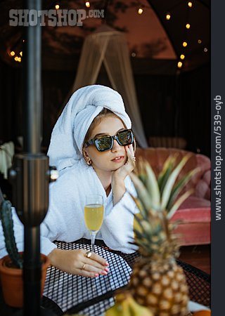 
                Junge Frau, Luxus, Sonnenbrille, Glamping, Frischgeduscht                   