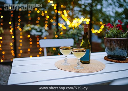 
                Sommer, Weinglas, Lichterkette, Weißwein, Terrasse                   