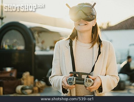 
                Virtuelle Realität, Fernbedienung, Videobrille, Drohnenflug                   