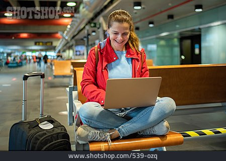 
                Flughafen, Warten, Internet, Online, Flugreise, Urlauberin                   