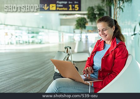 
                Frau, Lächeln, Flughafen, Warten, Laptop, Online                   