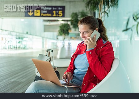 
                Frau, Flughafen, Laptop, Telefonieren, Internet, Smartphone                   