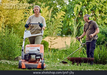 
                Paar, Gartenarbeit, Rasenmähen                   