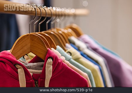 
                Kleidung, Einzelhandel, Kleiderstange                   