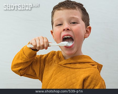 
                Junge, Zähne Putzen                   