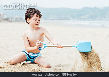 
                Junge, Badehose, Sandstrand, Sandspielzeug                   