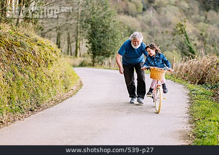 
                Großvater, Fahrradfahren, Enkeltochter, Anschieben                   