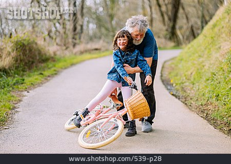 
                Großvater, Fahrradfahren, Sturz, Hochheben, Enkeltochter                   