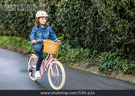 
                Mädchen, Fahrradfahren, Kinderfahrrad, Schutzhelm                   