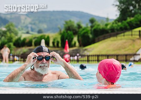 
                Großvater, Sommer, Urlaub, Pool, Enkeltochter                   