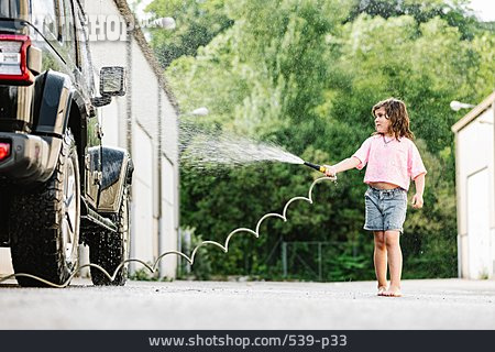 
                Mädchen, Gartenschlauch, Autowäsche                   