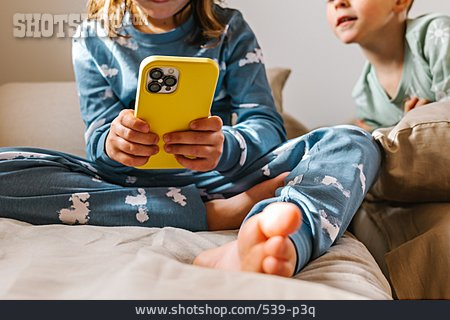 
                Geschwister, Smartphone, Bettzeit                   