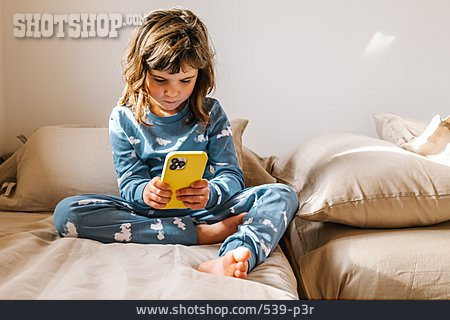 
                Mädchen, Zuhause, Pyjama, Online, Smartphone                   