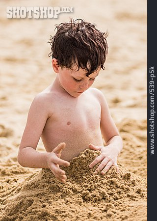 
                Junge, Strand, Sand, Sommerurlaub, Einbuddeln                   