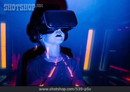 
                Junge, Virtuelle Realität, Staunen, Head-mounted Display                   