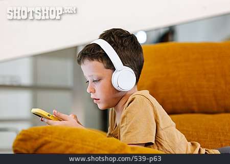 
                Junge, Sofa, Kopfhörer, Smartphone, Musik Hören                   