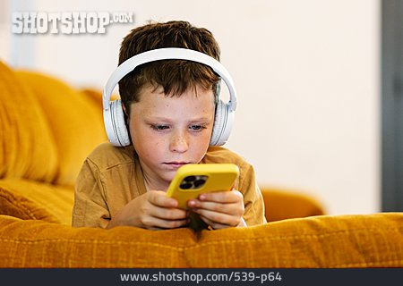 
                Junge, Zuhause, Kopfhörer, Smartphone, Musik Hören                   