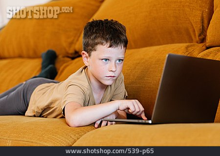 
                Junge, Benutzen, Laptop                   