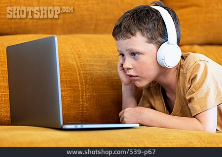 
                Junge, Laptop, Kopfhörer, Online, Hinsehen                   